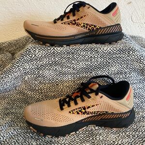 Brooks women’s Adrenaline GTS 22 Khaki Leopard, Size 8 NWOT